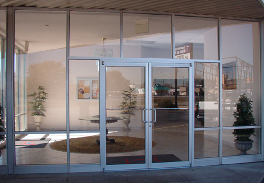 Какие входные двери из алюминиевого профиля выбрать: рейтинг компаний