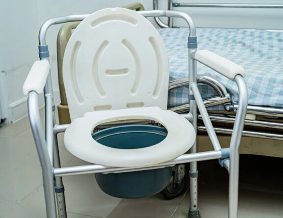 Стул-туалет для дома: как выбрать и с чем сочетать для ухода